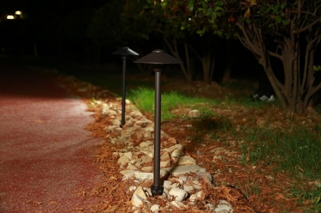 Die Cast Aluminum Pathway Light with 200mm Shade (Available in Black & Brown,2700K & 3000K)